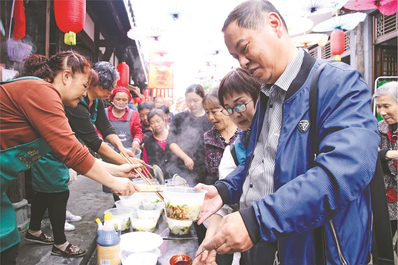 郫都战旗村：村民吃“国庆面” 祝福祖国国泰民安