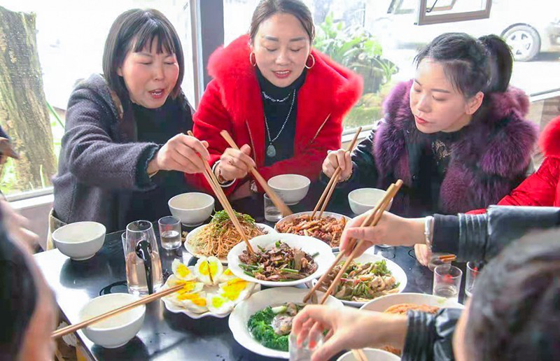 大厨进农庄烹饪赶山鹅 助力乡亲奔小康