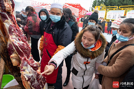 阆中博树回族乡：牛羊美食节开幕！大锅架起来，山羊来“选美”