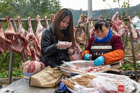 阆中博树回族乡：牛羊美食节开幕！大锅架起来，山羊来“选美”