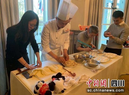 “欢乐春节·行走的年夜饭”活动举行 原汁原味四川美食飘香