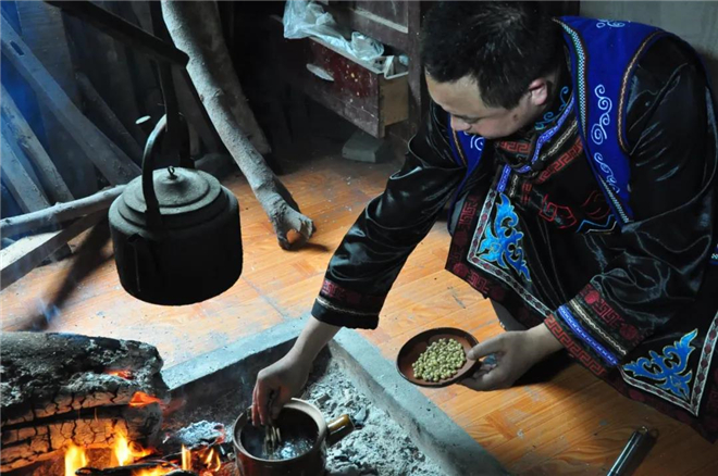 国家级羌族文化生态保护区|羌族罐罐茶：妙法烹制，色泽清透