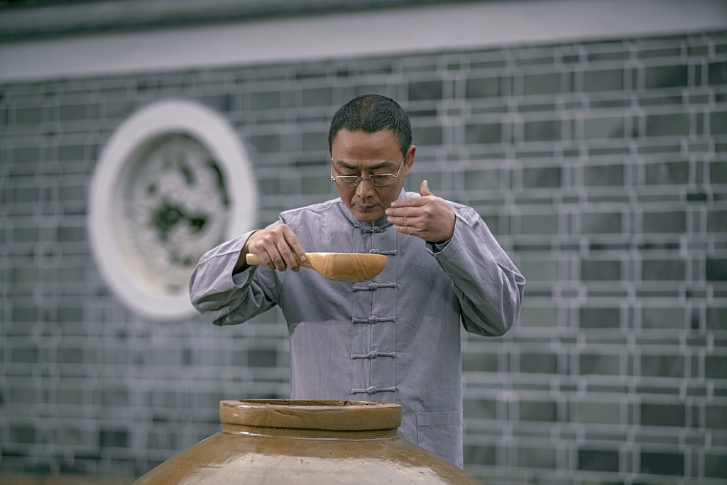 自贡古法晒醋：2万个“醋坛子”露天晾晒 千天晒出幸福“百味”