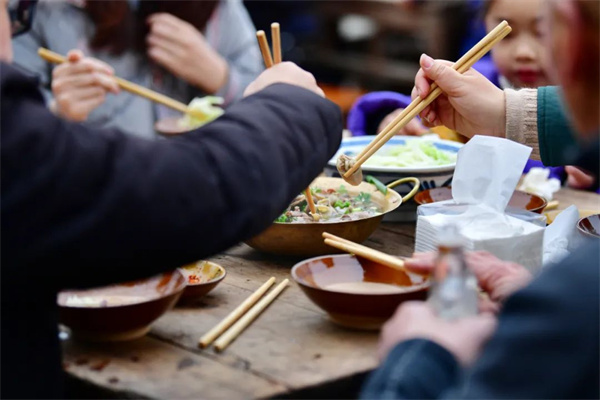 千人坝坝宴 吃跷脚牛肉感受不同的年味