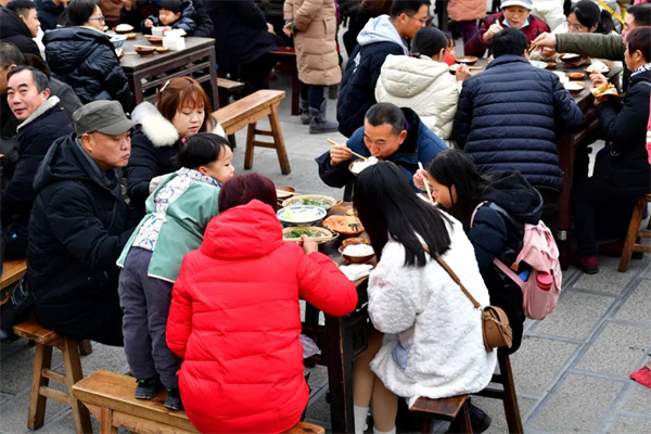 千人坝坝宴 吃跷脚牛肉感受不同的年味